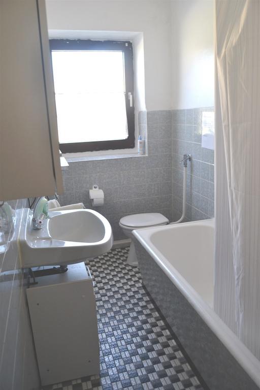 Gastehaus Sebastian Guest House Erding Rom bilde