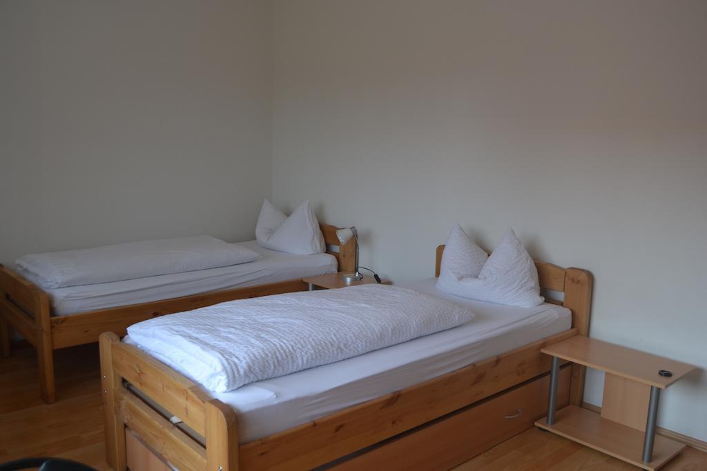 Gastehaus Sebastian Guest House Erding Rom bilde