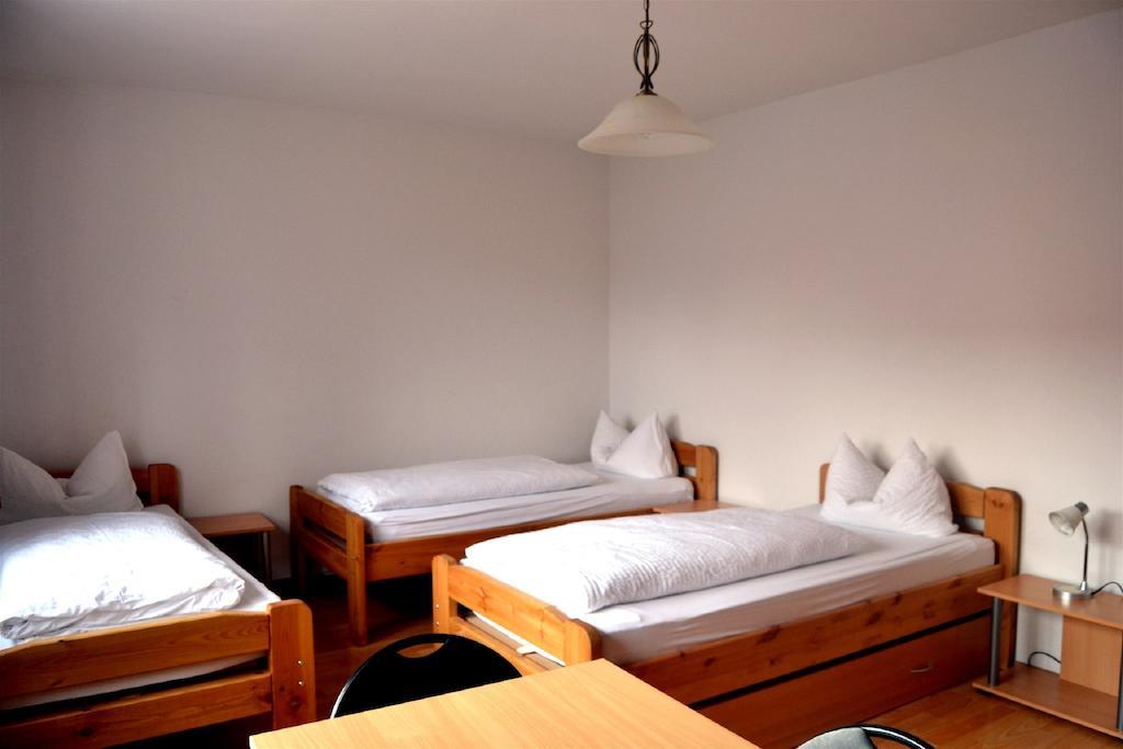 Gastehaus Sebastian Guest House Erding Rom bilde